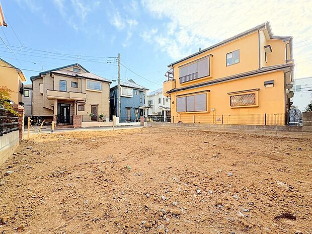 キッチンそばに洗面所、浴室を集めた無駄のないコンパクトな家事動線を確保。(令和7年12月 撮影)