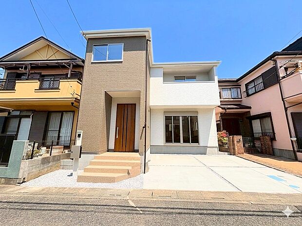 北上尾駅徒歩13分の立地。カースペースに並列で2台駐車可能です。