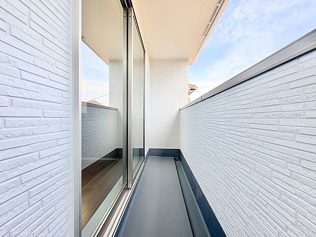 心地よい陽光や風を感じられるバルコニーを確保しました。