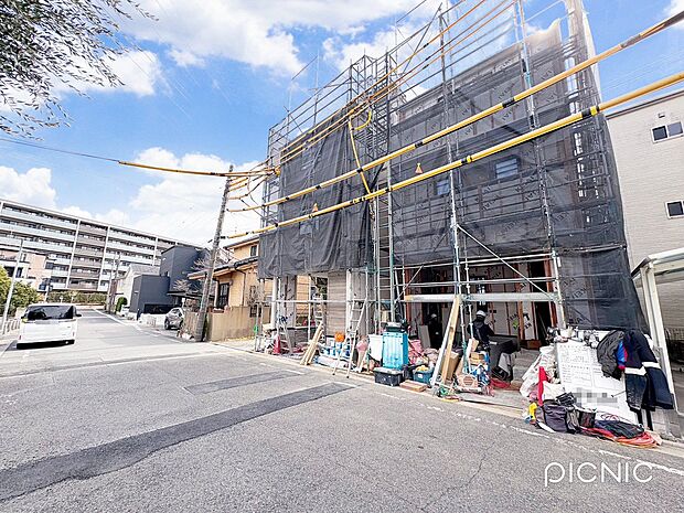 前面道路はゆったり幅員で車の出入りやすれ違いにも十分です。(令和8年2月 撮影)