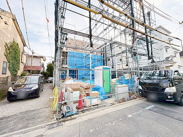 前面道路はゆったり幅員で車の出入りやすれ違いにも十分です。(令和8年1月 撮影)