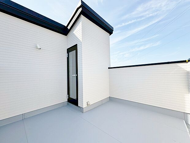 ガーデニングなども楽しめるルーフバルコニーです。