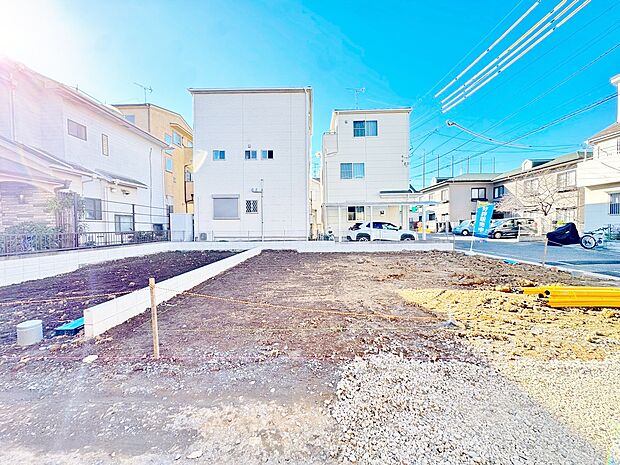 ほっと安らげる居心地の良いリビングは、ごろんと寛げる床暖房付きです。(令和7年12月 撮影)