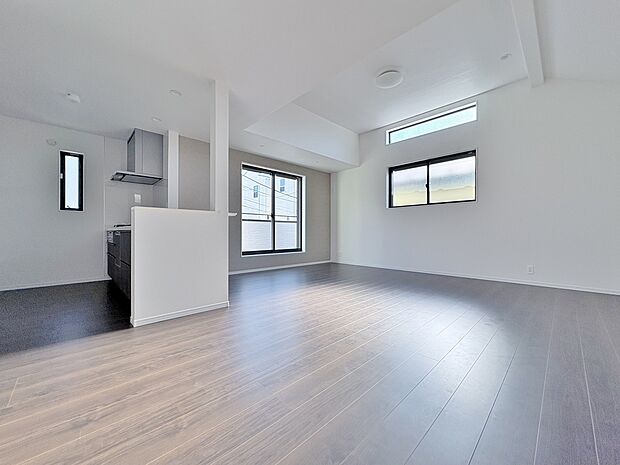 ほっと安らげる居心地の良いリビングは、ごろんと寛げる床暖房付きです。