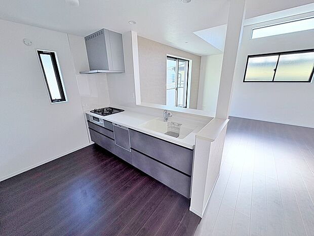 ダイニングに座るご家族やお客様と会話しながらお料理ができます。