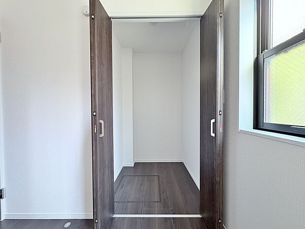 奥行きのあるクローゼットを採用しました。