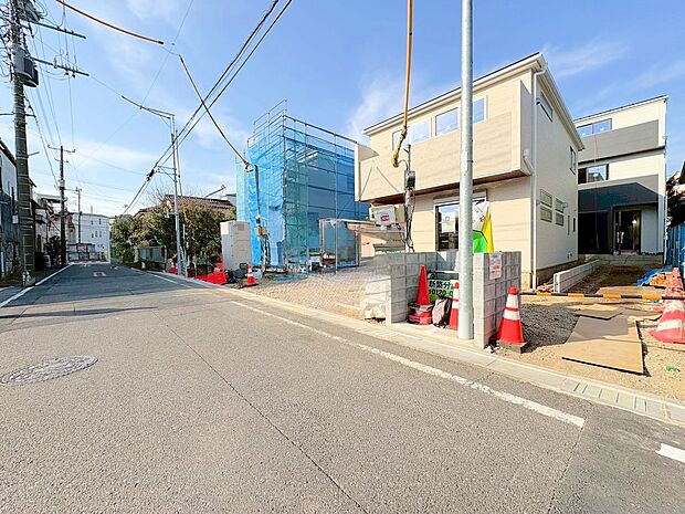 南6m公道に面したカースペースに2台駐車可能です。(令和8年1月 撮影)