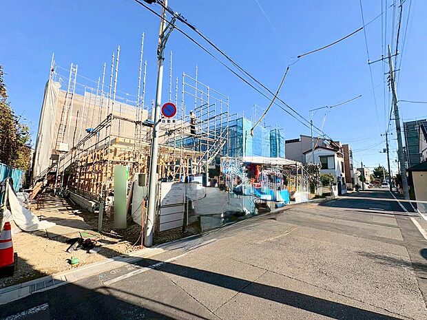 南6m公道に面したカースペースに2台駐車可能です。(令和7年12月 撮影)