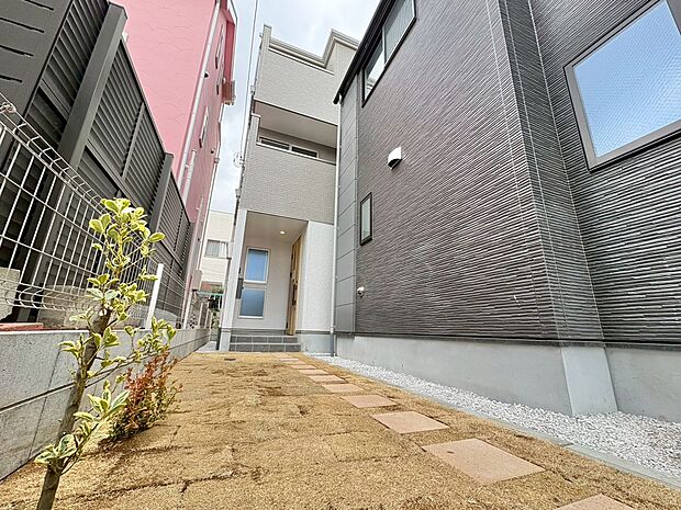 大宮駅徒歩18分の便利な立地。道路から距離をおき、優美に佇む外観です。