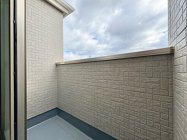 バルコニーから望む紺碧の空。