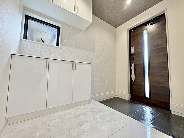 明るくコントラストのある開放感と清潔感を兼ね備えた玄関。