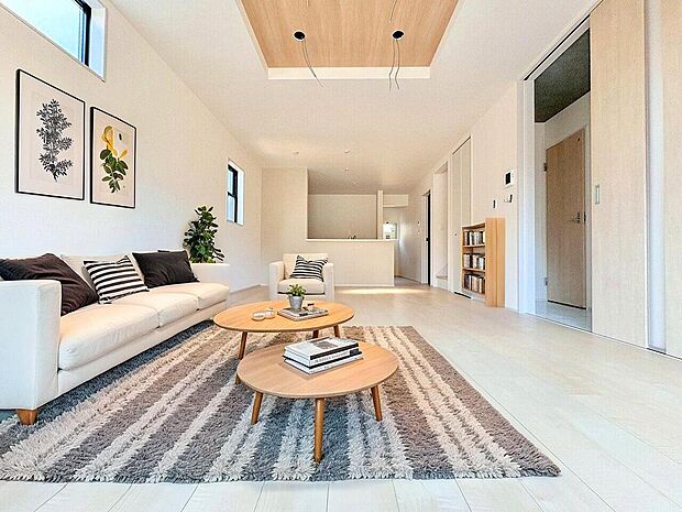 ワンフロアにリビング・ダイニング・キッチンが緩やかに繋がります。※現況の物件写真にCGによる画像処理済み