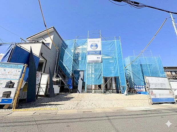 右が当物件。自然と家族のコミュニケーションが生まれるリビングイン階段を採用。(令和8年3月 撮影)