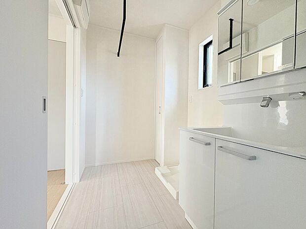 明るく清潔感溢れるサニタリースペース。毎日使う場所だからこそ快適な空間となっております。