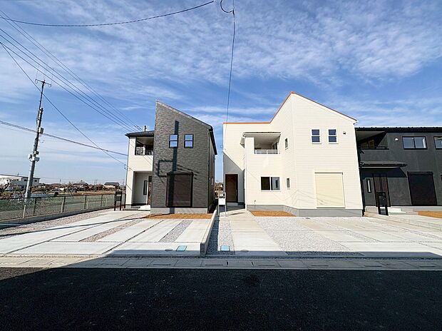 間口の広いカースペースに並列で3台駐車可能です。