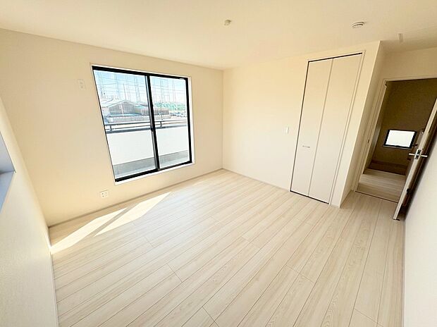 WIC付きの主寝室なら、慌ただしい朝の身支度もスムーズに行えます。