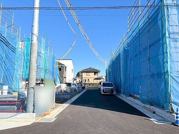 カースペースには並列で3台駐車可能です。(令和7年12月 撮影)