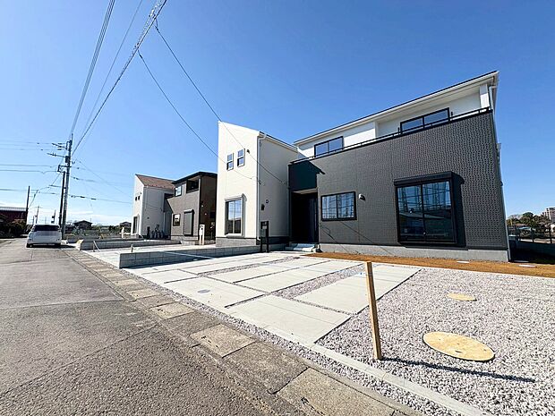 カースペースには並列で3台駐車可能です。