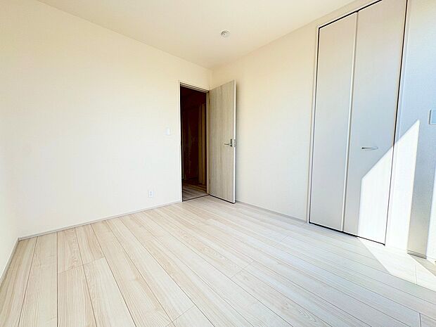 日々の疲れを癒すシンプルながらも洗練されたベッドルーム。