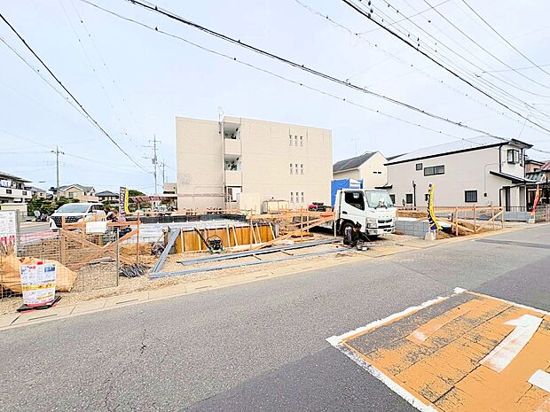 間口が広く駐車場がゆったりと取れる設計を採用しました。(令和7年10月 撮影)