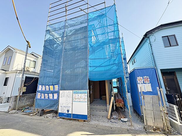 ゆったりとした16帖のLDKは対面式キッチンを採用しています。(令和7年12月 撮影)