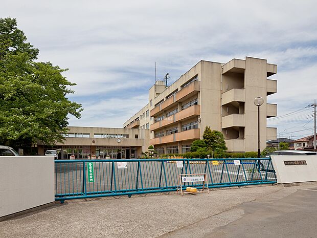 城南小学校まで約1300m
