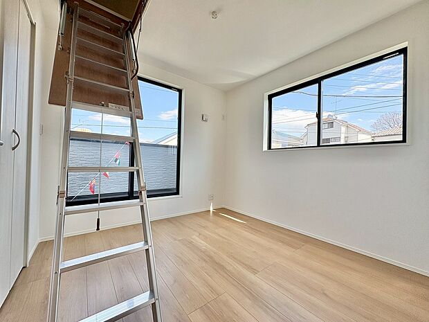 二面採光により陽光が差し込む温かみのあるお部屋。