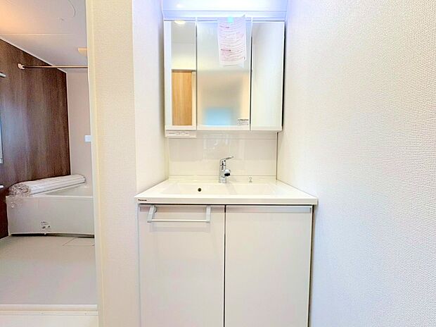 明るく清潔感のある洗面台は気持ちがいいですね。