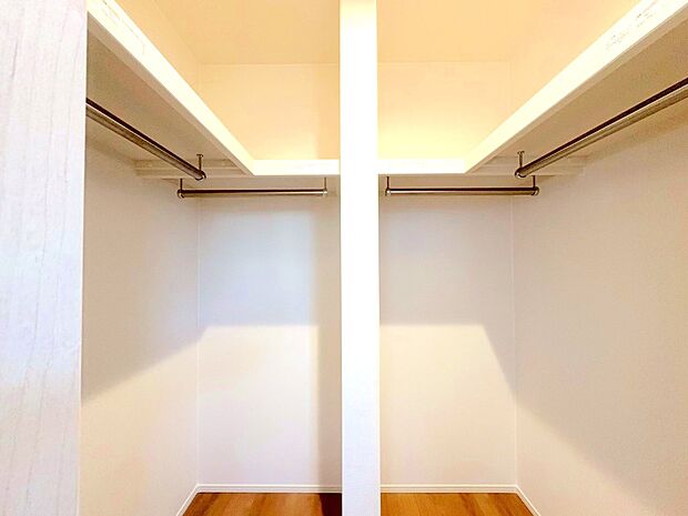 衣類や鞄、帽子など散らかりがちな小物類もすっきり収納可能。