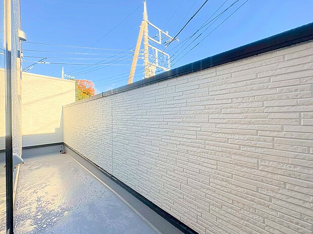 バルコニーを二面確保しています。