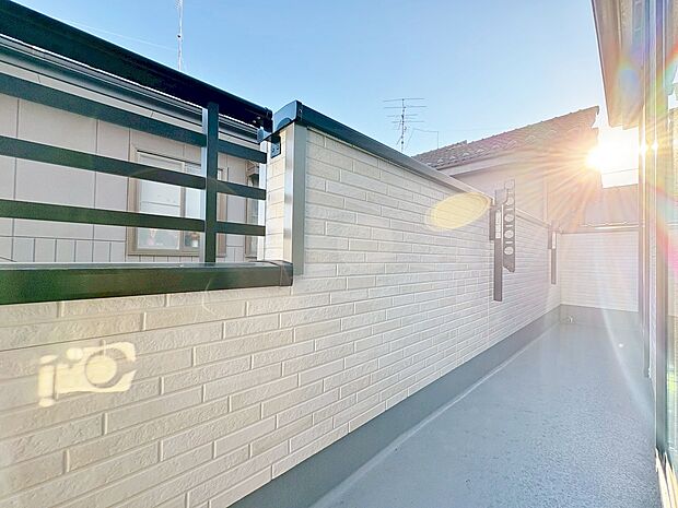 2部屋に面したバルコニーは洗濯物や布団干しにも便利です。