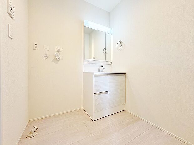 玄関のそばに洗面室があり、帰宅後すぐに手洗いできます。