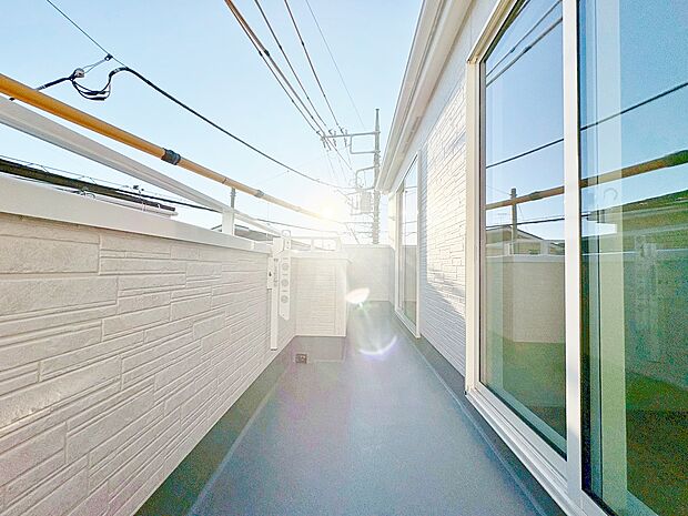 たくさんの日差しと風を受け洗濯物もすぐに乾きそうですね。