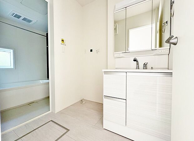 ゆとりある洗面スペースなら、朝の身支度と家事の時間が重なっても安心です。