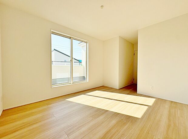 主寝室は広々8帖WIC付き。機能的な収納を備えることで、すっきりと片付いた空間を維持できます。