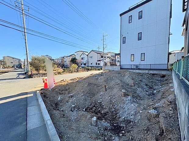 ちょっとした雨なら防げる広々としたインナーバルコニーを採用しました。(令和8年1月 撮影)