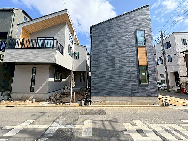 左側が当物件。西浦和駅まで徒歩14分の立地。(令和8年3月 撮影)