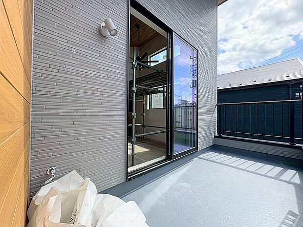 たくさんの日差しと風を受け洗濯物もすぐに乾きそうですね。(令和8年3月 撮影)