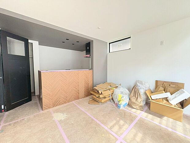 リビングは上部に吹抜を設けた開放的な空間です。(令和8年3月 撮影)