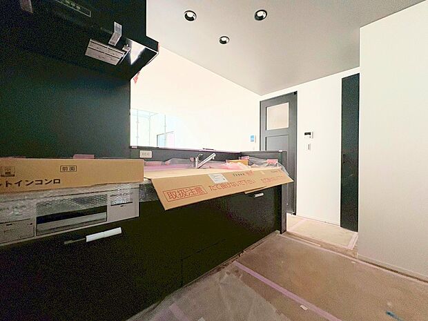 キッチンからリビング全体を見渡せます。(令和8年3月 撮影)