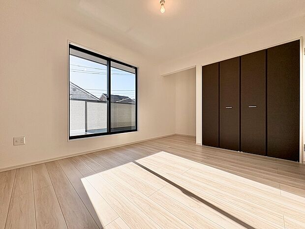 日々の疲れを癒すシンプルながらも洗練されたベッドルーム。