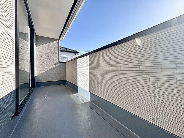 たくさんの日差しと風を受け洗濯物もすぐに乾きそう。