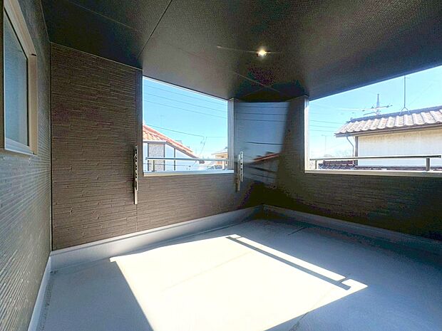 ちょっとした雨なら防げるインナーバルコニーは時間や天候に左右されずに洗濯物を干せます。