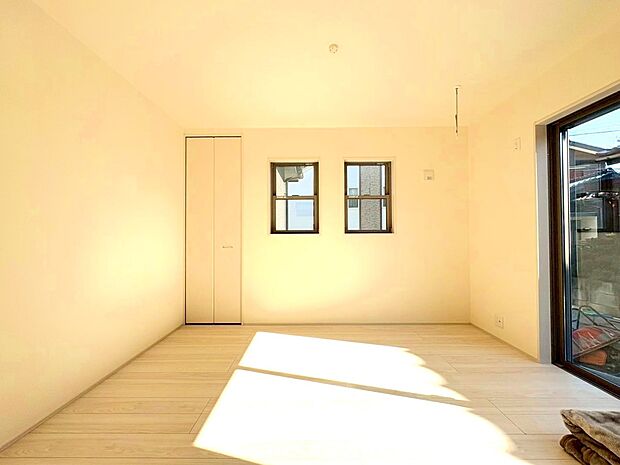 くつろぎの時間をさらに開放的にする続き間居室付き。