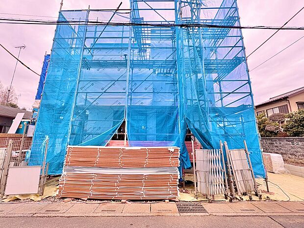 吹抜から豊かな光が差し込む広々リビング。(令和8年2月 撮影)