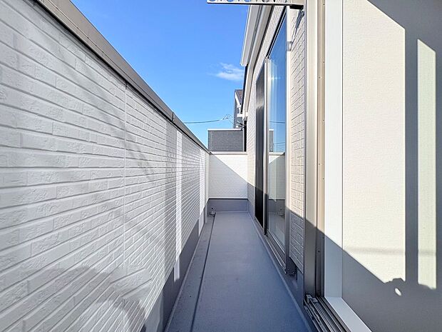 バルコニーからの明るい陽光がお部屋に差し込みます。