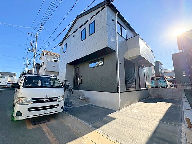 住まいの中に陽光を豊かに採り入れ、爽やかな空間を創りました。