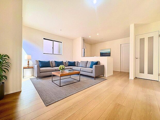 くつろぎの時間をさらに開放的にするＬＤＫ＋続き間洋室付き。※現況の物件写真にCGによる画像処理済み