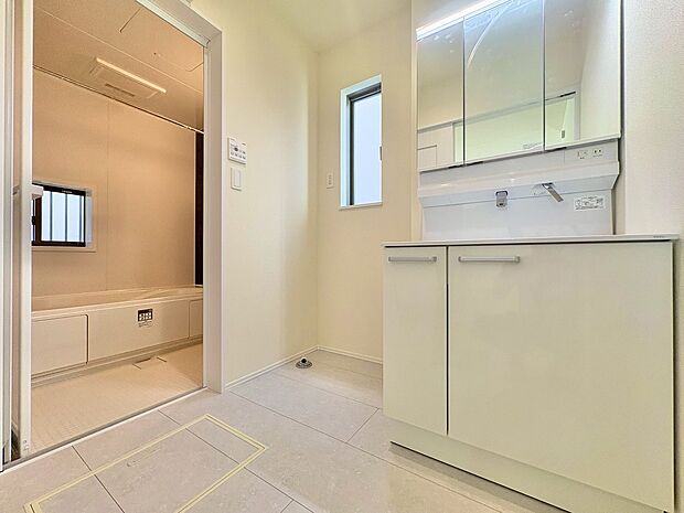 ゆとりある洗面スペースなら、朝の身支度と家事の時間が重なっても安心です。