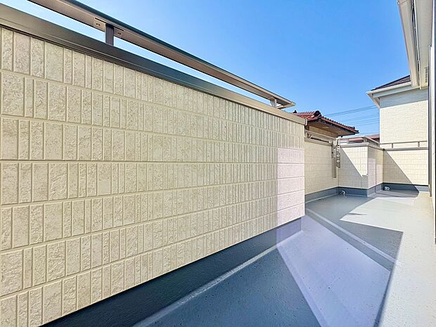 バルコニーから望む紺碧の空。